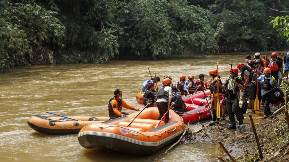 150 Petugas Gabungan Cari Dua Anak Panti Hanyut di Kali Ciliwung