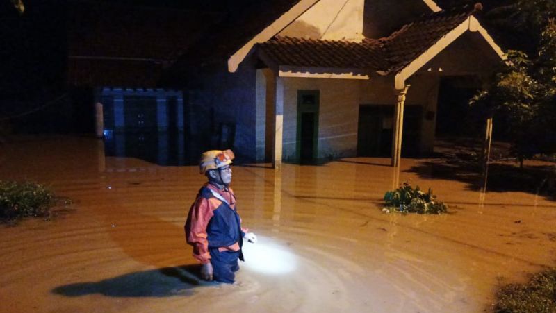 Ratusan Warga Dievakuasi akibat Banjir dan Longsor di Jember