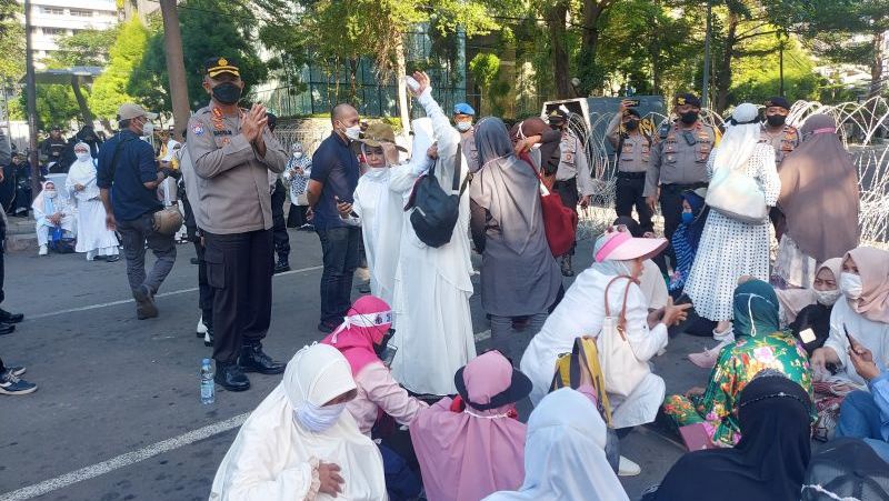 Polisi Bubarkan Kerumunan Massa Reuni 212 di Kebon Sirih Jakpus