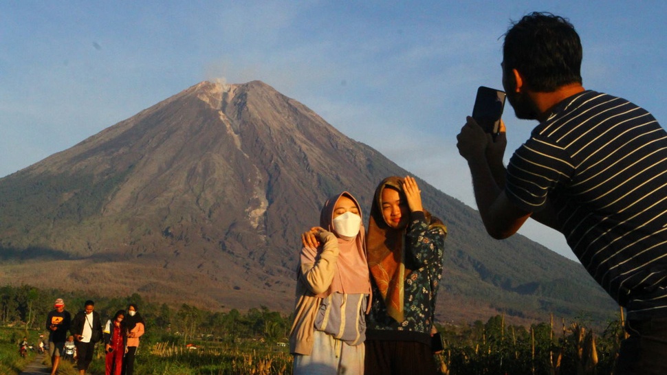 Gunung Semeru Terkini: Masih Ada Gempa Guguran & Erupsi