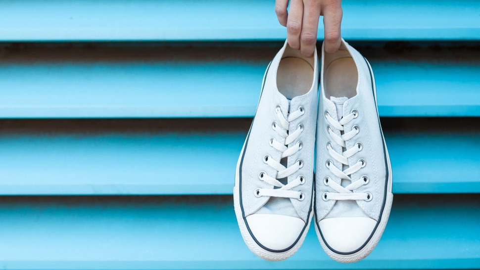 Cara Memutihkan Sepatu Putih yang Menguning Berdasarkan Bahan