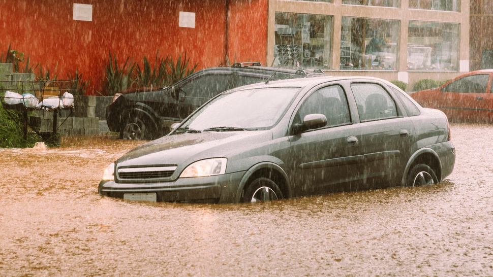 Allianz Utama Bagikan Pentingnya Asuransi Kendaraan di Musim Hujan