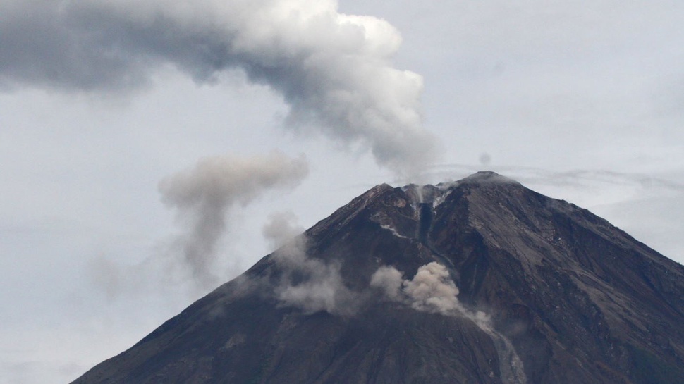 Gunung Semeru Luncurkan Awan Panas Guguran Sejauh 4 KM