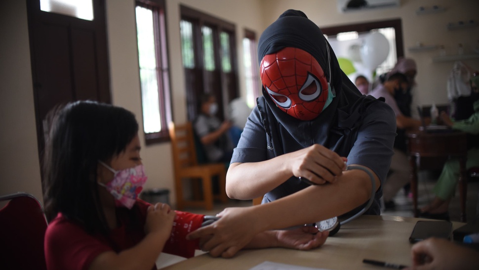Nakes Kenakan Topeng Superhero untuk Tarik Minat Vaksinasi Anak