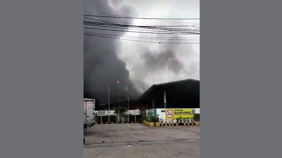 Gudang Kimia di Cengkareng Kebakaran, 90 Personel Damkar Dikerahkan