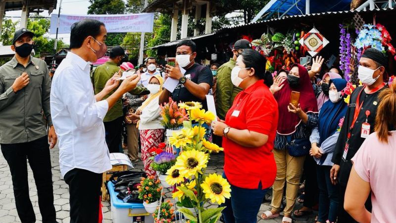 Jokowi Ingatkan Warga Pakai Masker saat Kunjungi Pasar Purwodadi