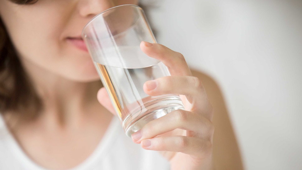 Manfaat Minum Air Putih pada Pagi Hari Setelah Bangun Tidur