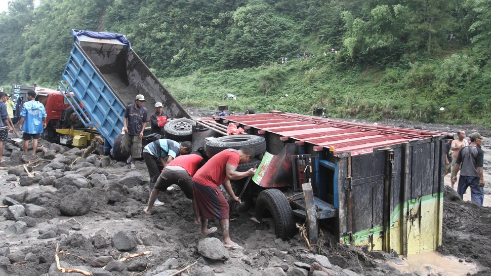 Banjir Lahar Dingin Gunung Merapi, Truk Penambang Pasir Ikut Hanyut