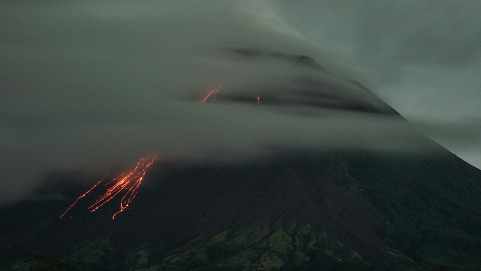 Berita Gunung Merapi 23 Februari: 24 Gempa Guguran & 2 Lava Pijar