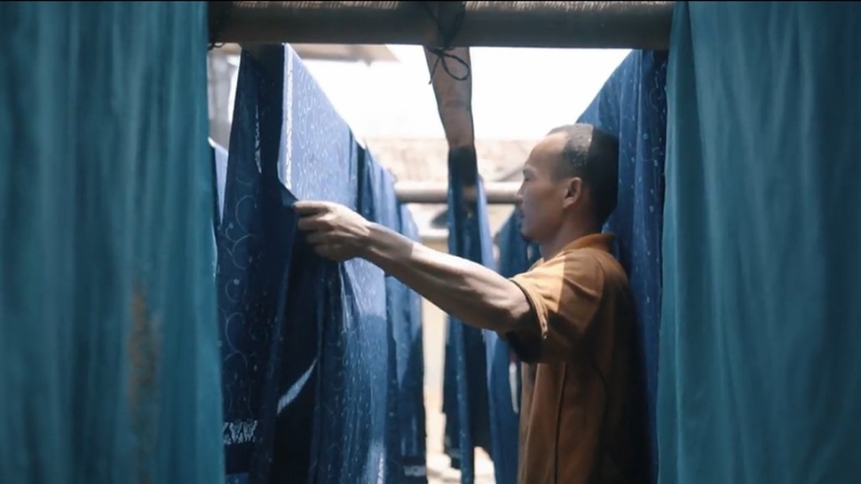 BCA Produksi 35.000 Seragam Batik dari Pengrajin Lokal