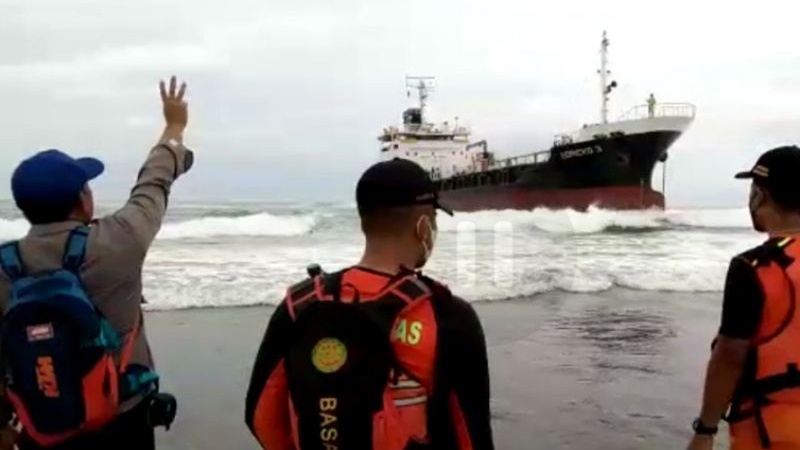 Kapal Tanker Tersangkut Karang di Pantai Sancang Garut