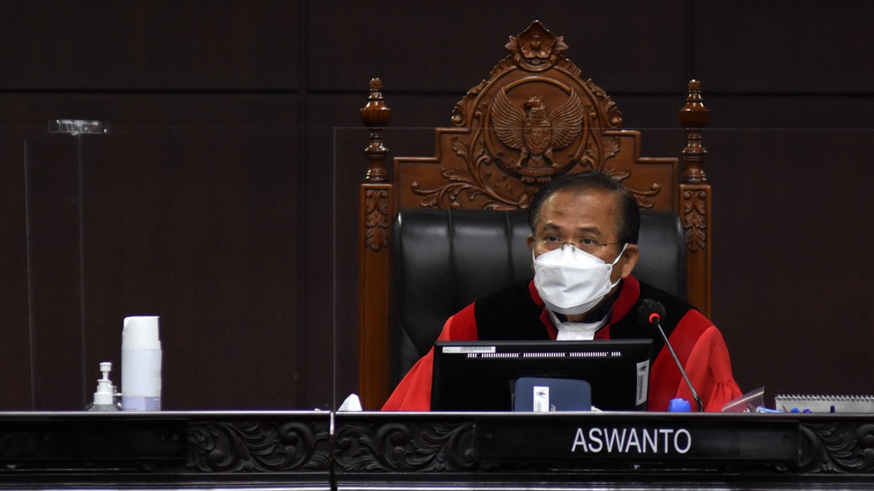Hakim MK Aswanto Dicopot karena Kerap Anulir Produk Hukum DPR
