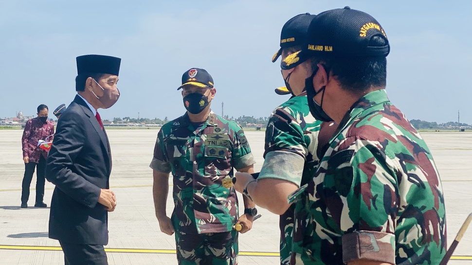 Jokowi Tepis Usulan Luhut soal TNI Aktif Masuk Kementerian