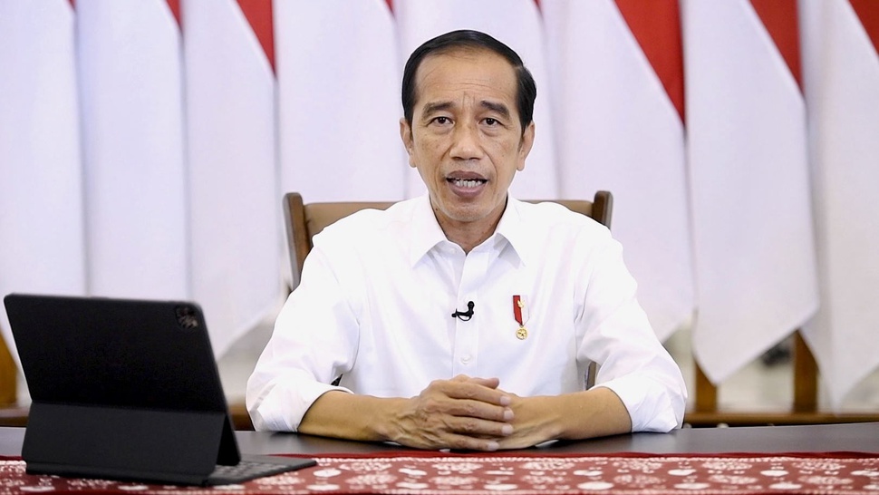 Jokowi saat Bagikan Bantuan di Cirebon: Ingat Jangan untuk Beli HP