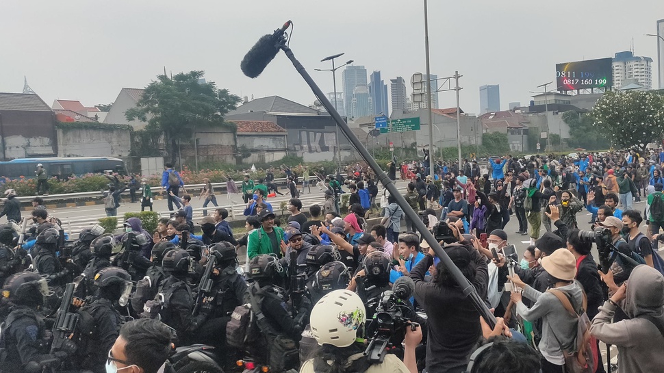 Hujan & Azan Magrib Bantu Massa Unjuk Rasa Tinggalkan Gedung DPR