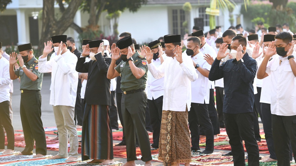 Jokowi & Ibu Negara Salat Id di Yogyakarta: Warga Ikut Berjemaah