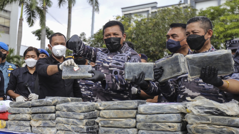 TNI AL Temukan 179 Kg Kokain Dihanyutkan di Selat Sunda