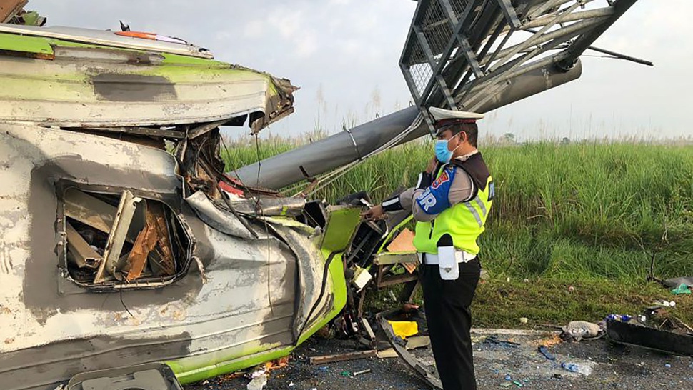 Kecelakaan Bus di Tol Surabaya-Mojokerto: 13 Tewas & 12 Luka Berat