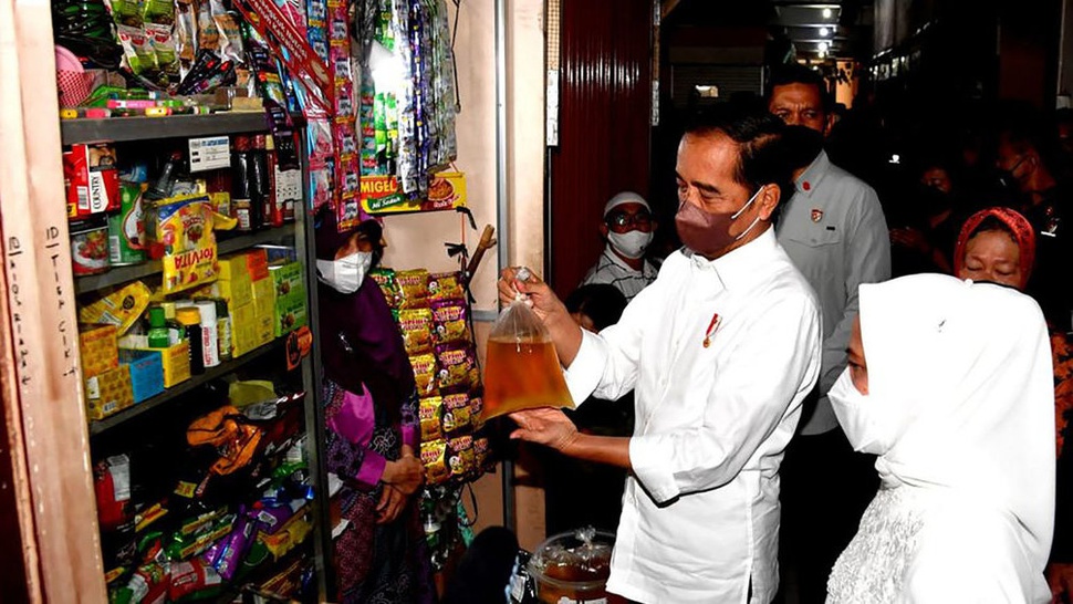 Jokowi Mengecek Langsung Harga Minyak Goreng di Magelang Rp14.500
