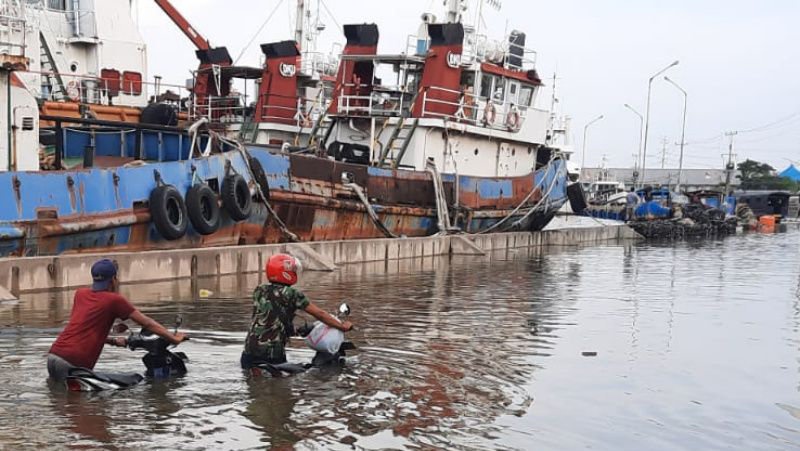 Pelabuhan Tanjung Emas Semarang Setop Operasional akibat Banjir Rob