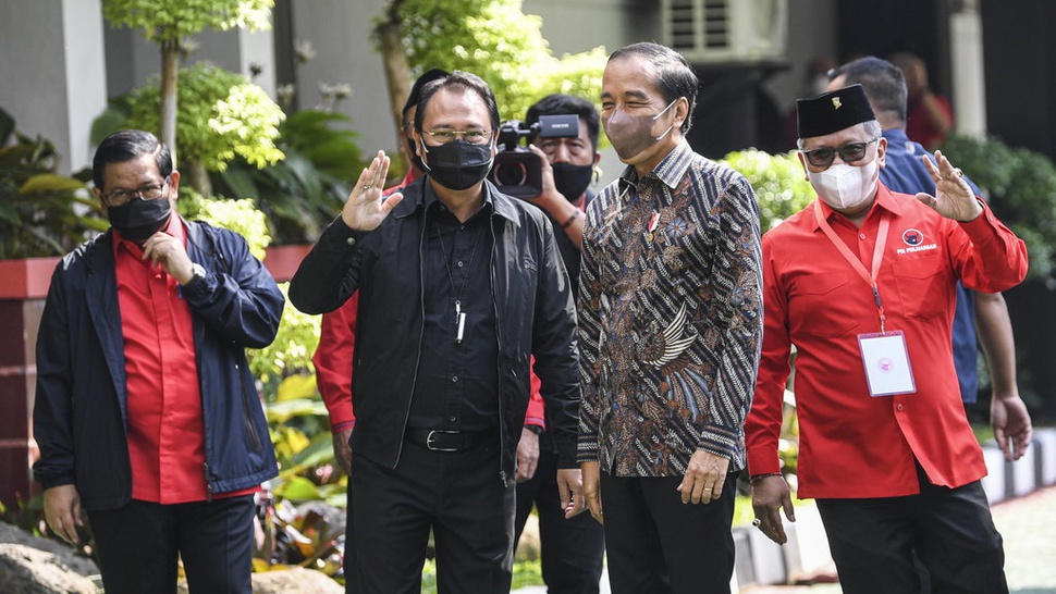 Jokowi Puji Megawati Usai Dapat Kejutan Tumpeng di Rakernas PDIP