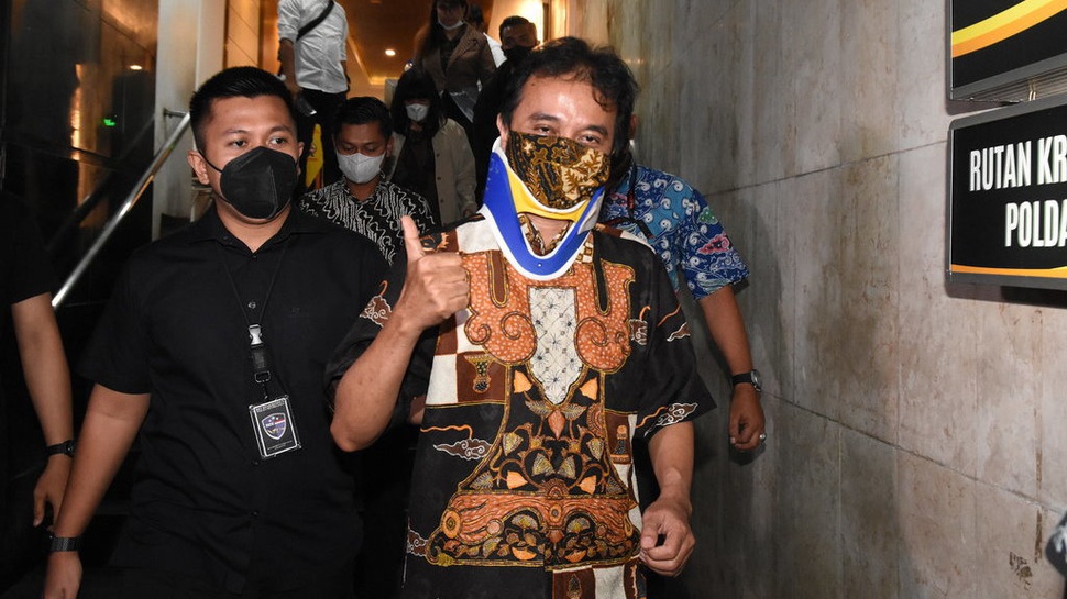 Unggah Meme Stupa Mirip Jokowi, Roy Suryo Resmi Ditahan Polisi