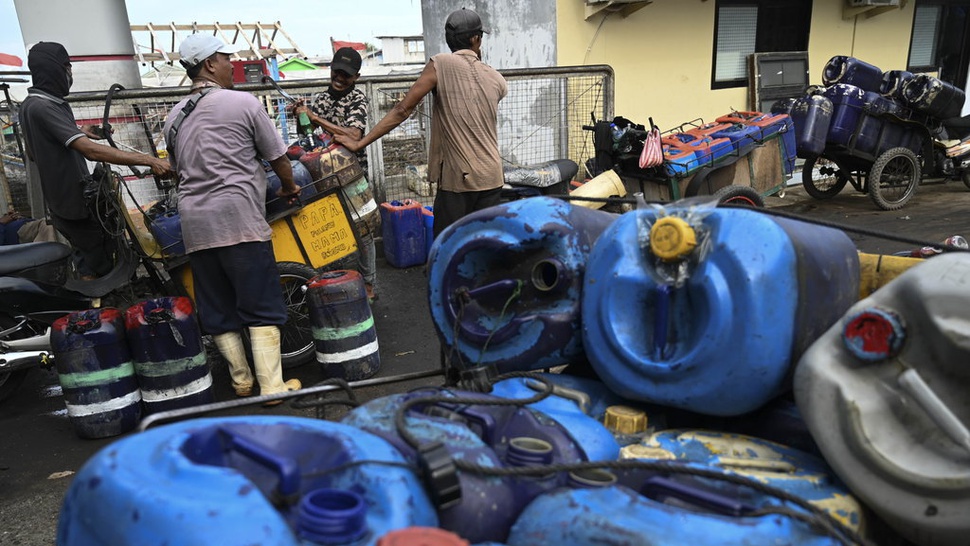 Risma Janjikan Nelayan Cilincing BBM Subsidi & Suling Air Laut