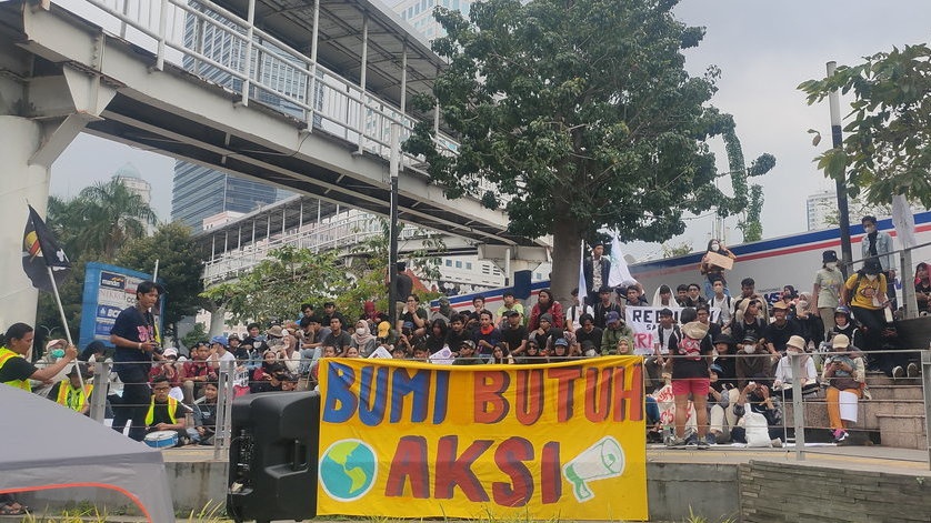 Ratusan Anak Muda Gelar Aksi Darurat Krisis Iklim di Jakarta