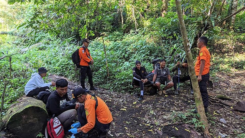 Tim SAR: 8 Pendaki Tersesat di Gunung Soputan Ditemukan Selamat