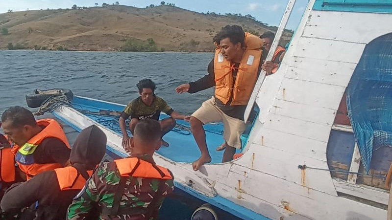 KM Asri II Kecelakaan di Perairan Komodo & 11 Wisatawan Selamat