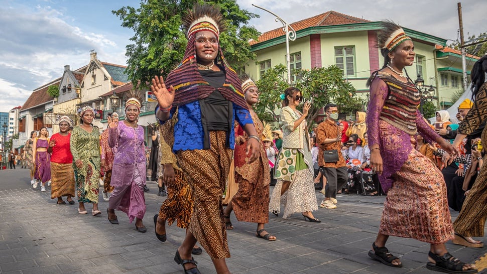 2022/10/03/antarafoto-pagelaran-fesyen-batik-specta-nusantara-di-semarang-011022-ast-2_ratio-16x9.jpg