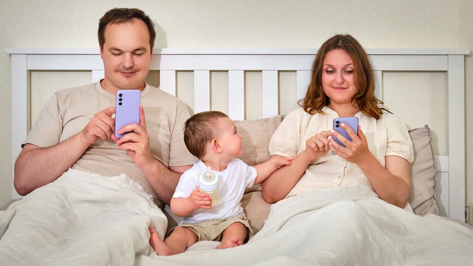 6 Cara Menghindari Distracted Parenting dan Bahayanya Bagi Anak