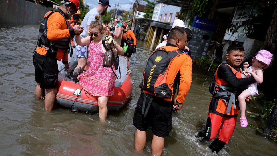 2022/10/08/antarafoto-evakuasi-wisman-terjebak-banjir-di-bali-081022-fik-4_ratio-16x9.jpg