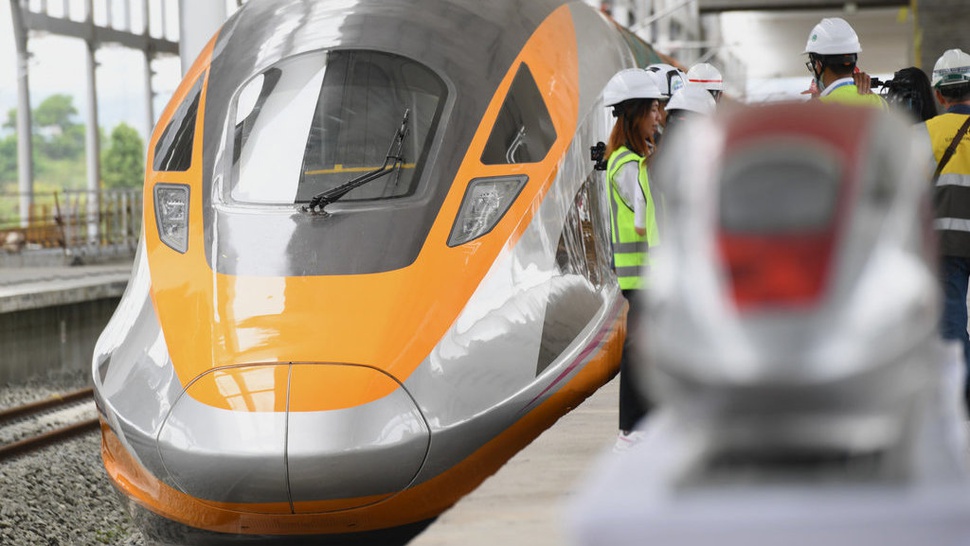 Kereta Cepat akan Sampai Surabaya, Luhut: Ekonomi RI Lebih Baik