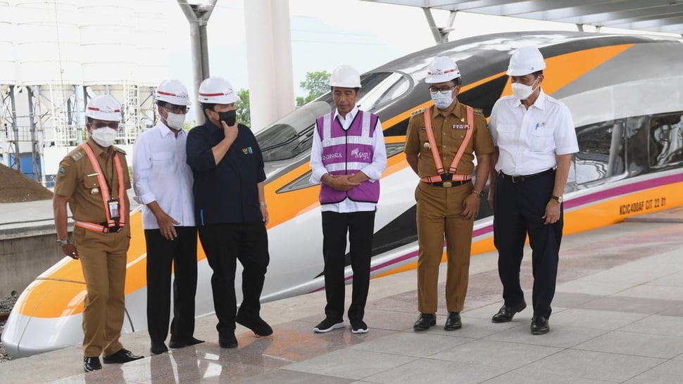 Luhut Beri Sinyal Investor Proyek Kereta Cepat Jakarta-Surabaya