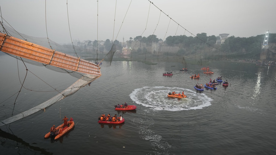 Cerita & Penyebab Jembatan di India Ambruk: Ratusan Orang Tewas
