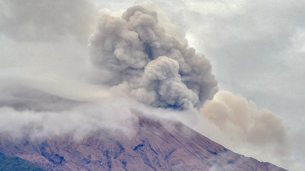 Gunung Kerinci Erupsi Setinggi 150 Meter, Status Waspada
