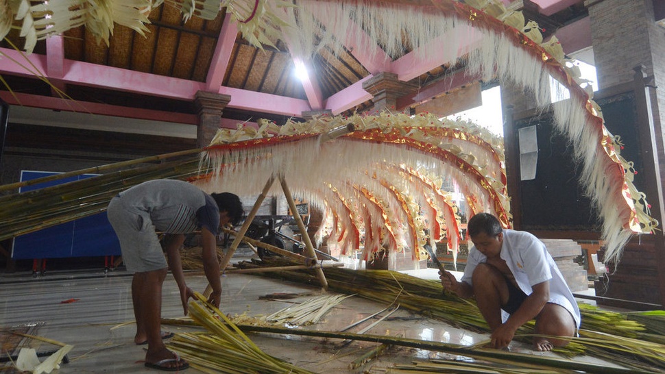 2022/11/10/antarafoto-pemasangan-penjor-sambut-ktt-g20-081122-fik-4_ratio-4x3.jpg