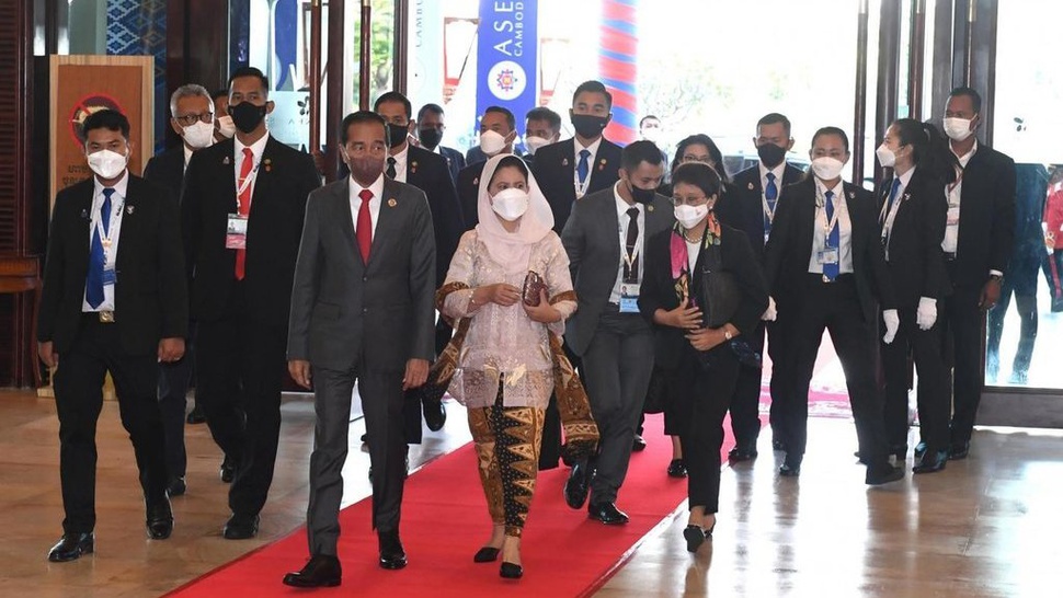 Iriana Jokowi Hadiri KTT G20 Pasca Tergelincir di Tangga Pesawat