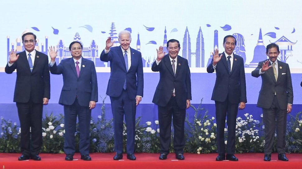 Indonesia Resmi Terima Keketuaan ASEAN 2023 dari Kamboja