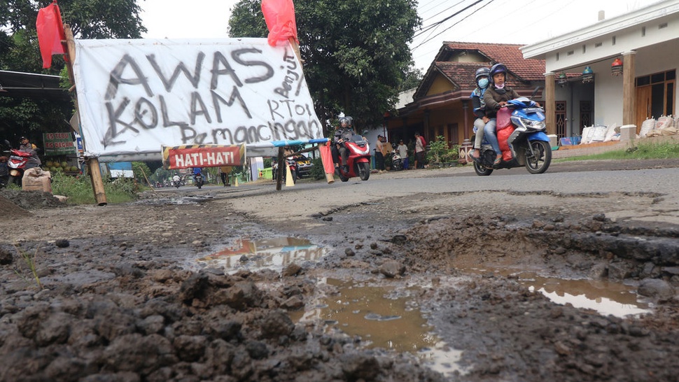 Jokowi Setujui Inpres Perbaikan Jalan Daerah Rusak, Dana Rp32 T
