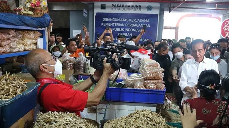 Usai KTT G20, Jokowi Blusukan di Pasar Badung Bali