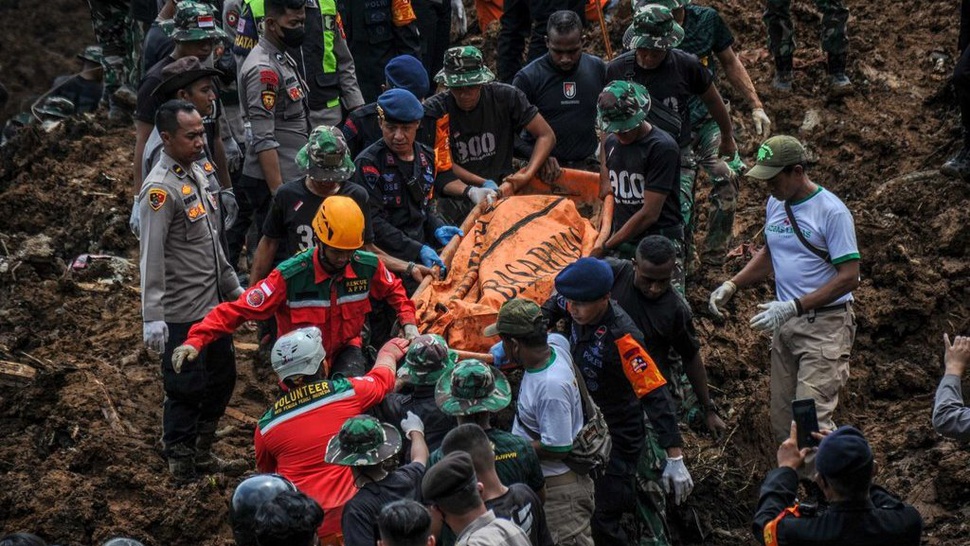 Tim Gabungan Estafet Gotong Jenazah Korban Gempa Cianjur