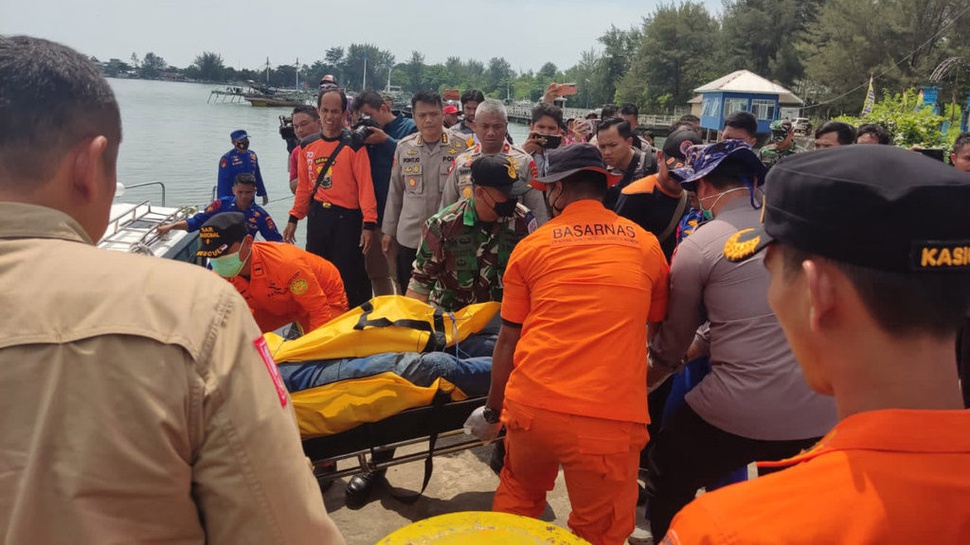 Pencarian Korban Heli  Jatuh Di Perairan Belitung Timur