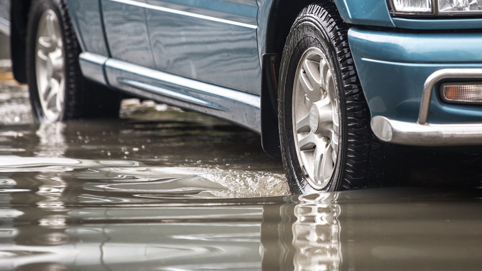 Cara Cegah Aquaplaning Saat Berkendara di Musim Hujan