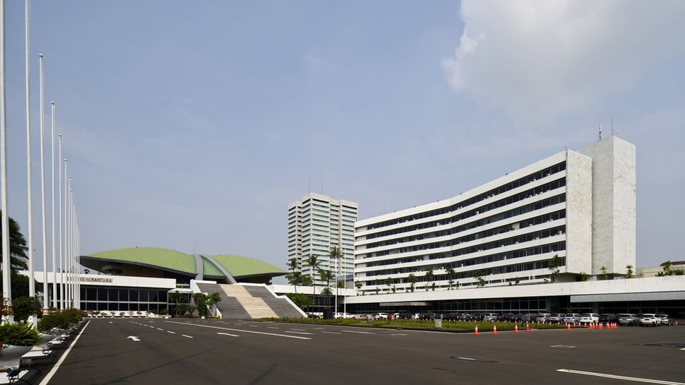 Polri Kerahkan Anjing K9 & Jibom untuk Amankan Gedung DPR/MPR