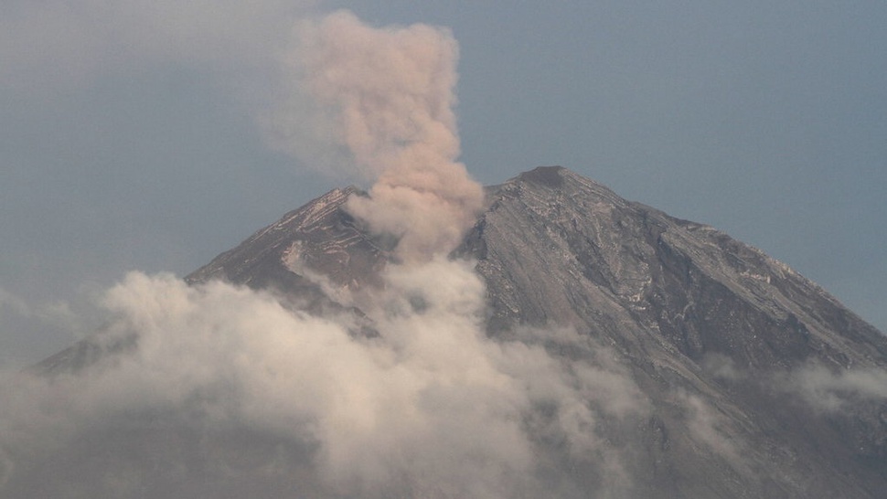 Status Gunung Semeru Kembali Erupsi Ketinggian Abu 1,5 Km