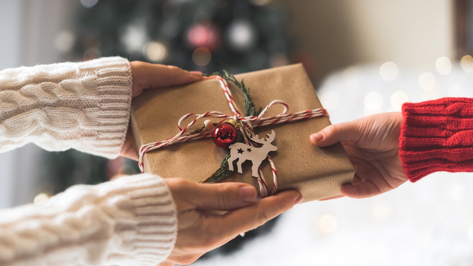 Ide Kado Natal untuk Pacar atau Pasangan: Parfum hingga Dompet