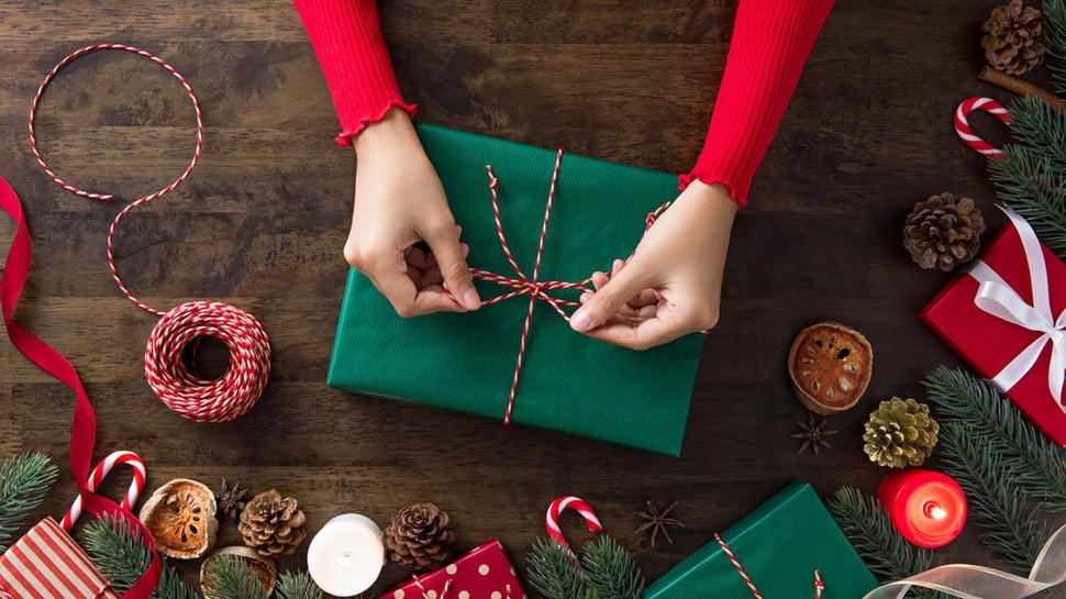 Ide Kado Natal untuk Pasangan LDR & Tips Kirim Hadiah yang Aman