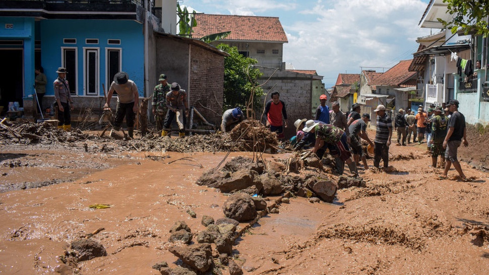 2022/12/18/antarafoto-banjir-bandang-di-sumedang-181222-rai-3_ratio-16x9.jpg